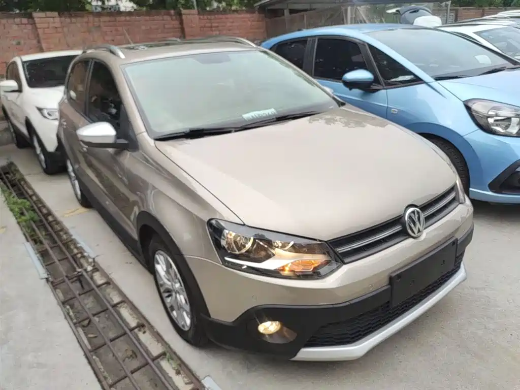 Volkswagen Polo 2014 1.6L Cross Polo Automatic фото 4