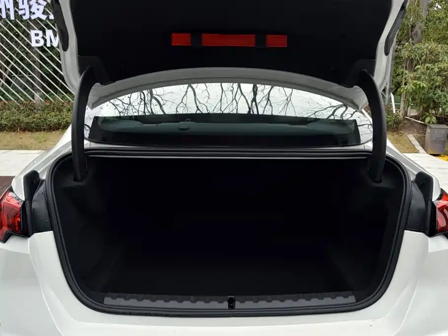 BMW 2 Series 2025 225L M Sport Package фото 15