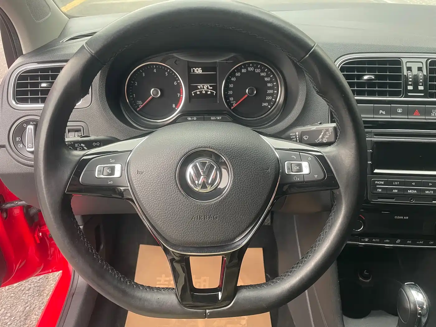 Volkswagen Polo 2016 1.6L Automatic Luxury фото 9