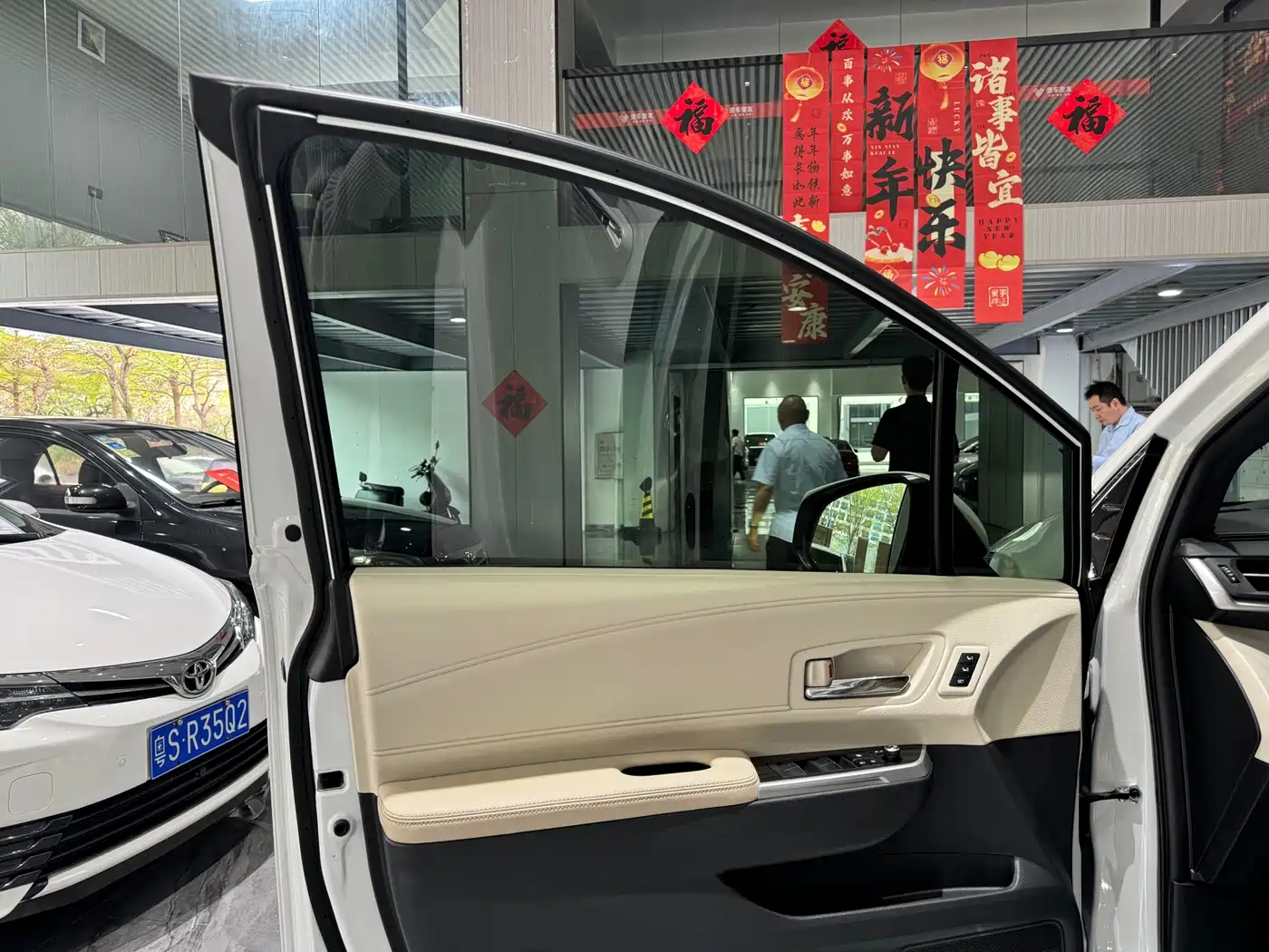 Toyota Granvia 2023 2.5L Hybrid VIP Edition фото 6