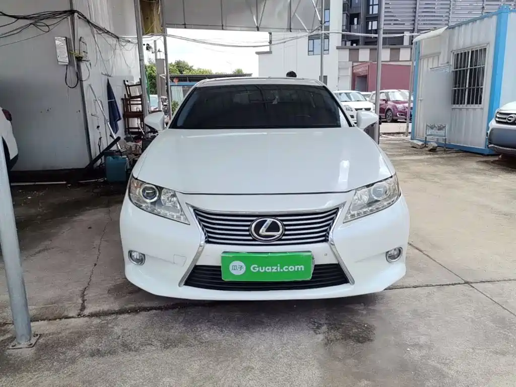 Фото 3 - Lexus ES