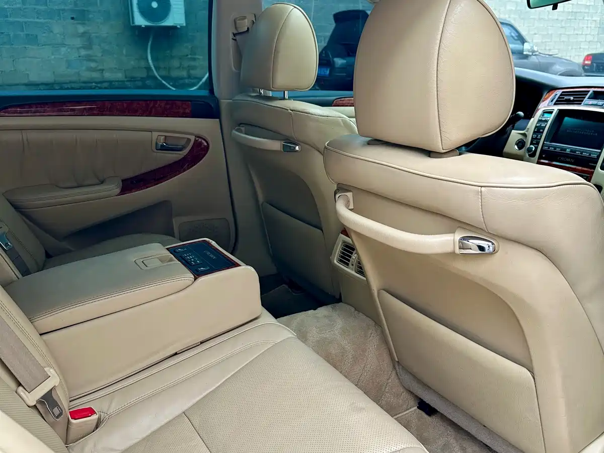 Photo 11 - Toyota Crown