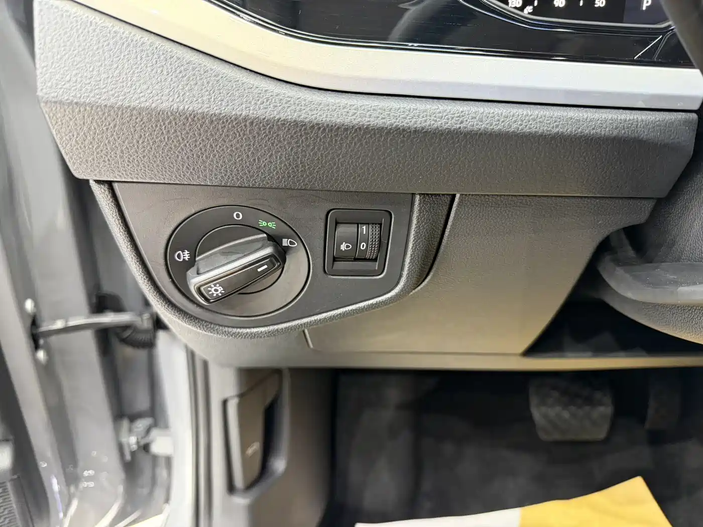 Volkswagen Polo 2023 Plus 1.5L Automatic Colorful Tech Edition фото 9