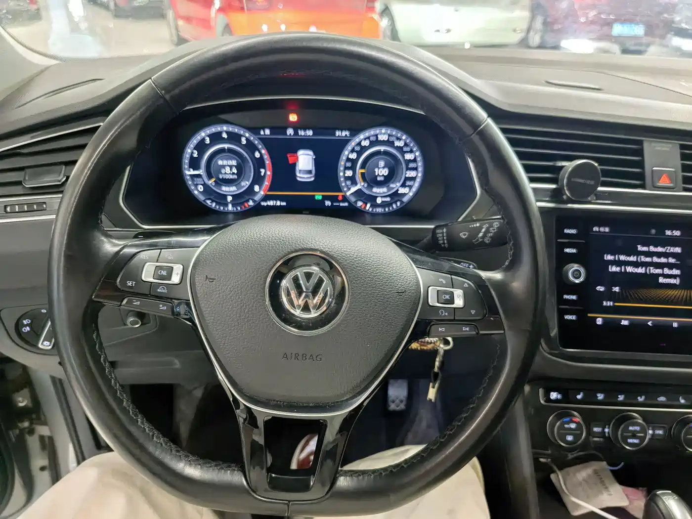 VOLKSWAGEN TIGUAN