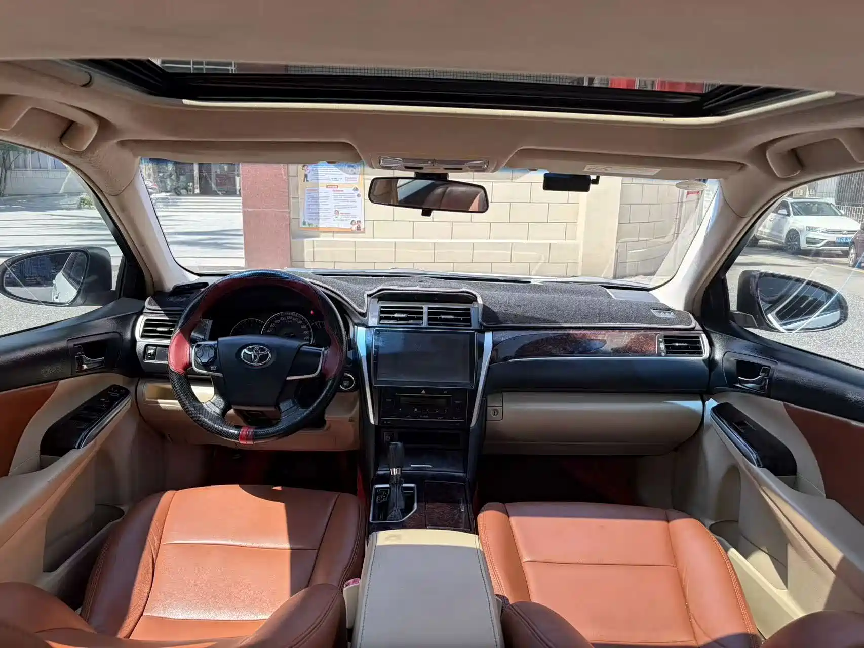 Фото 10 - Toyota Camry