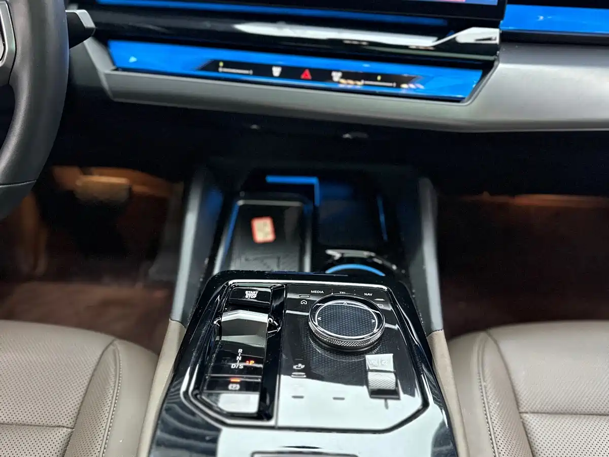 BMW 5 Series 2024 530Li Leading M Sport Package фото 11