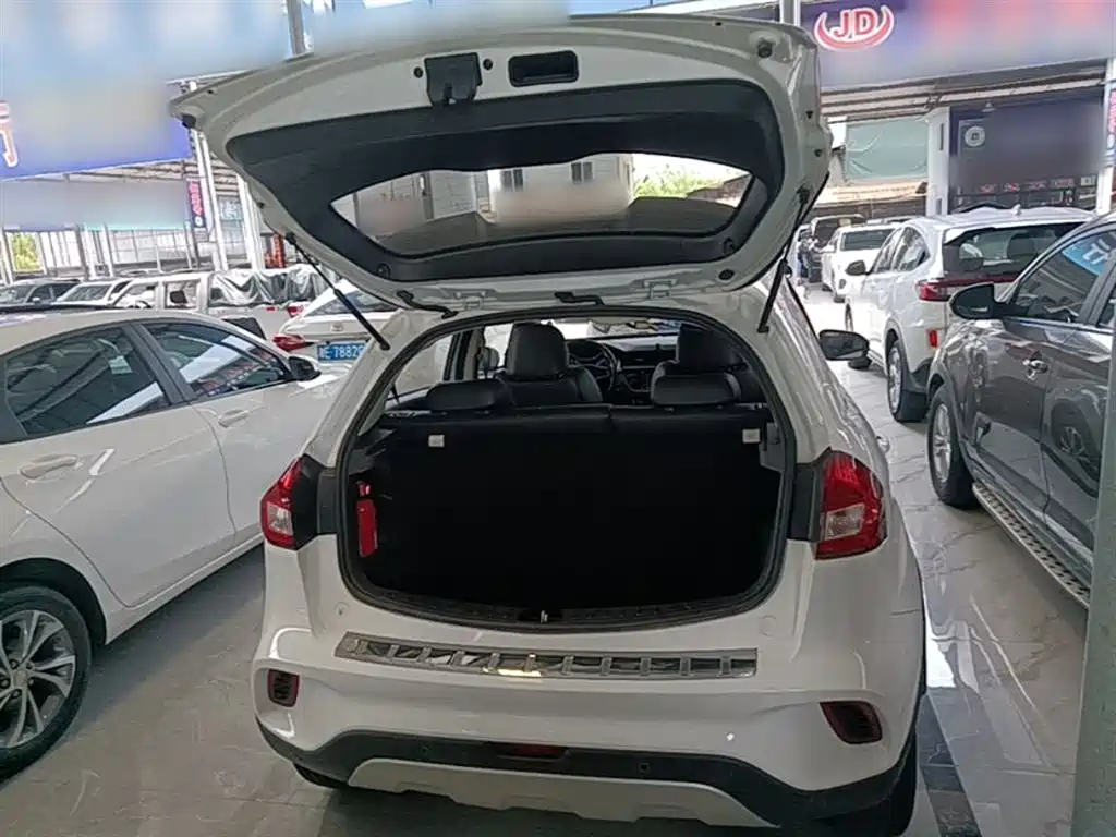 Фото 19 - Geely Vision X3