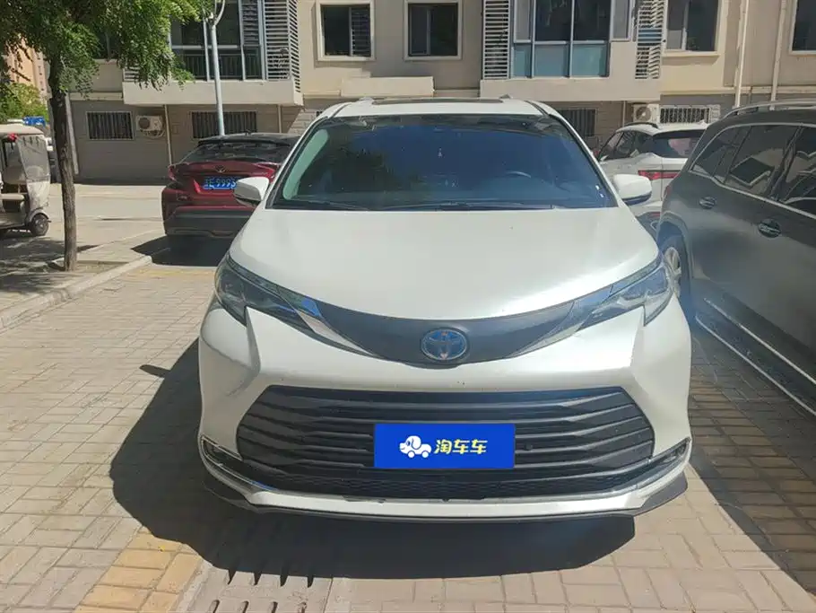 Toyota Sienna 2023 2.5L Hybrid Comfort Edition фото 2