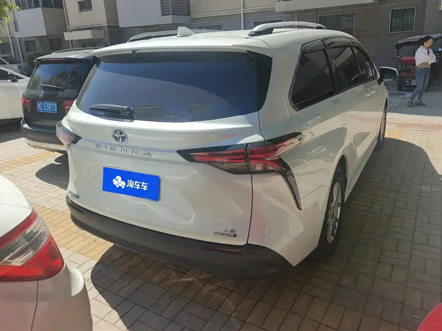 Toyota Sienna 2023 2.5L Hybrid Comfort Edition фото 3