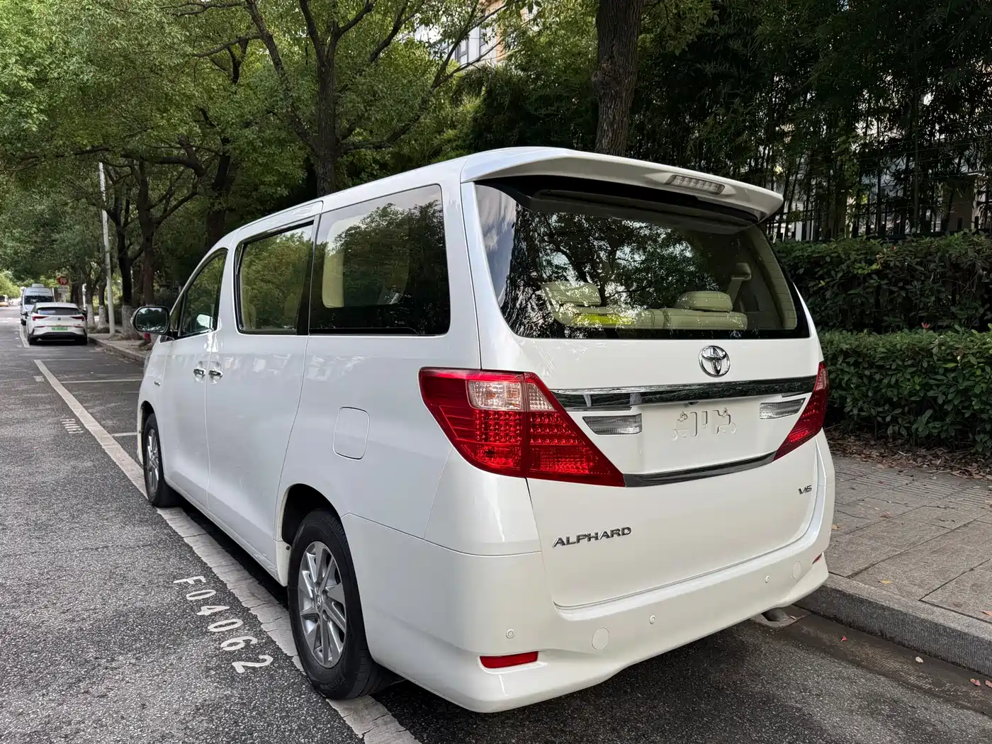 Toyota Alphard фото 4