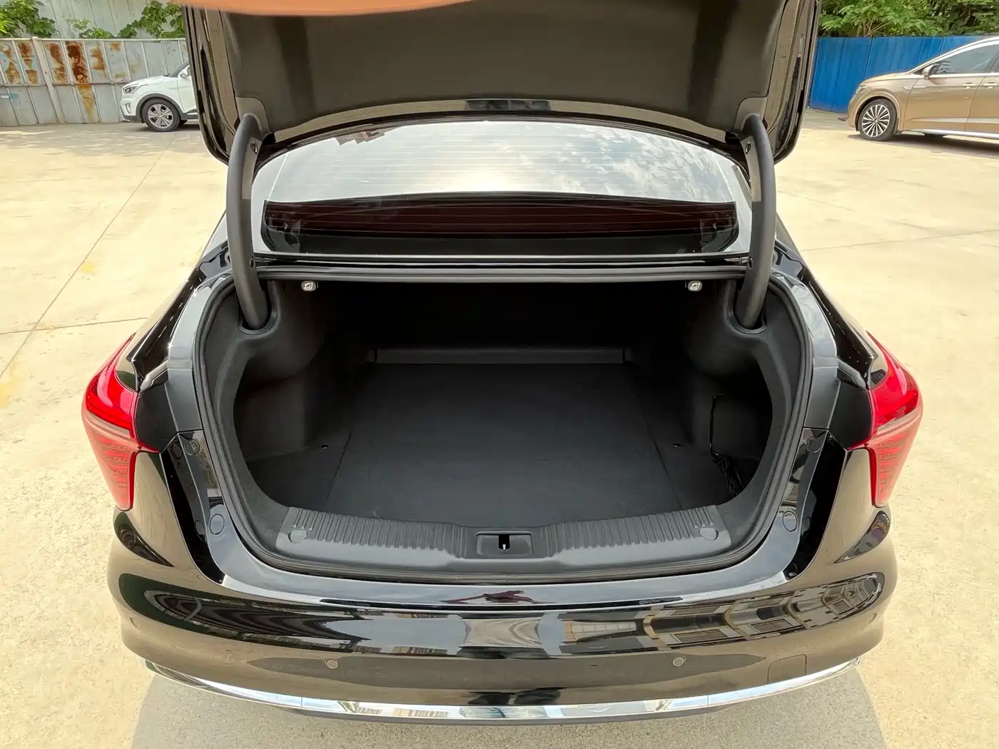 Hongqi H5 2024 2.0T Automatic Smart Connect Flag Smooth Edition фото 18