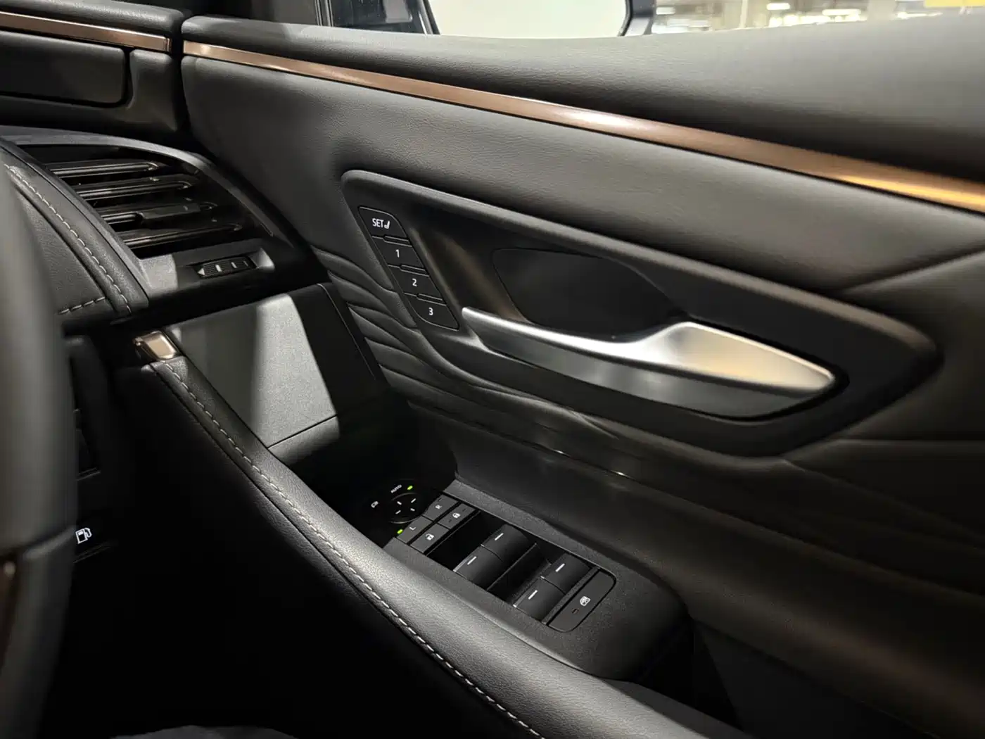 Toyota Alphard 2025 Hybrid 2.5L Ultimate Gold Edition фото 12