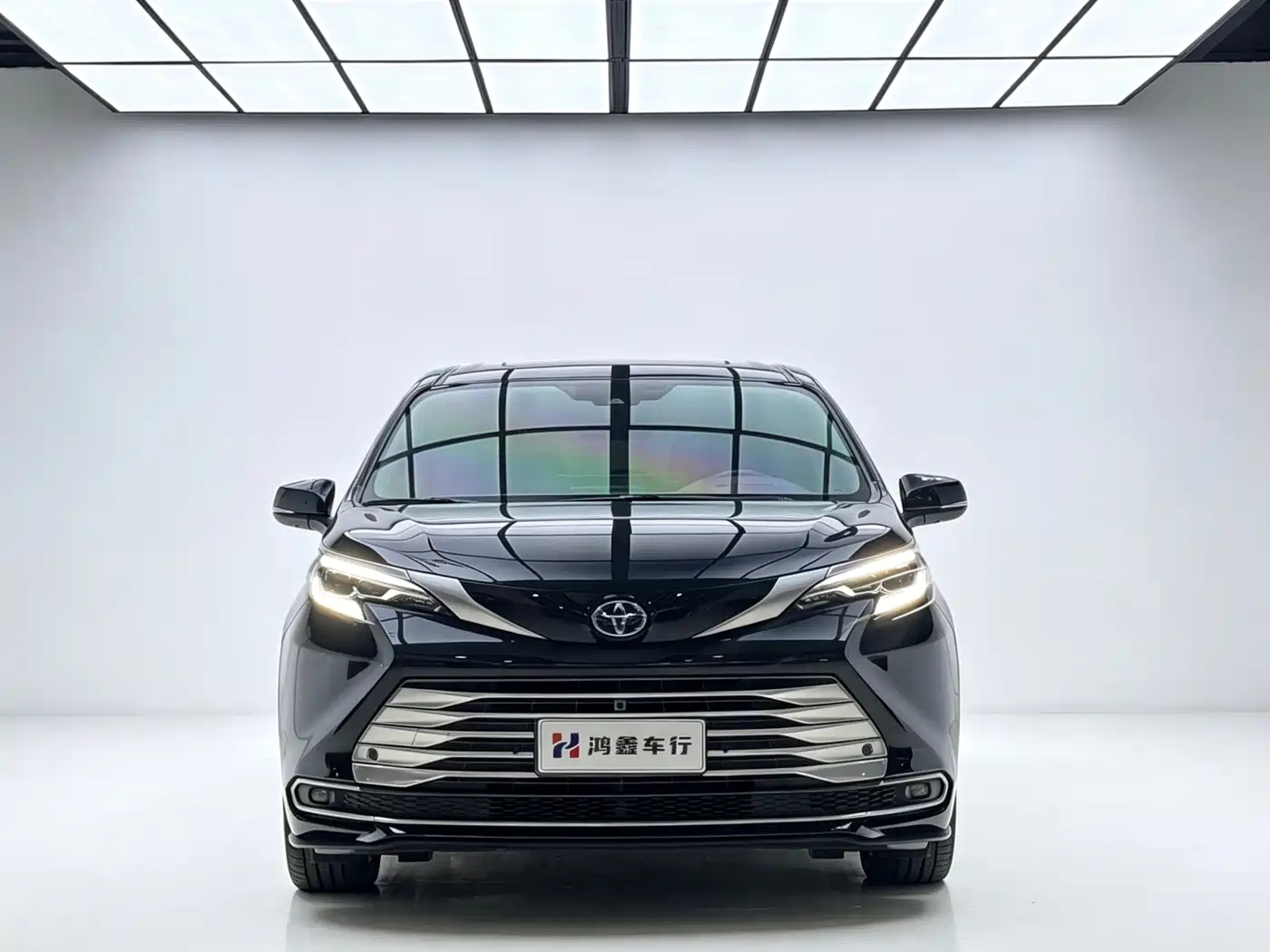 Toyota Sienna 2023 2.5L Hybrid Platinum Edition фото 2