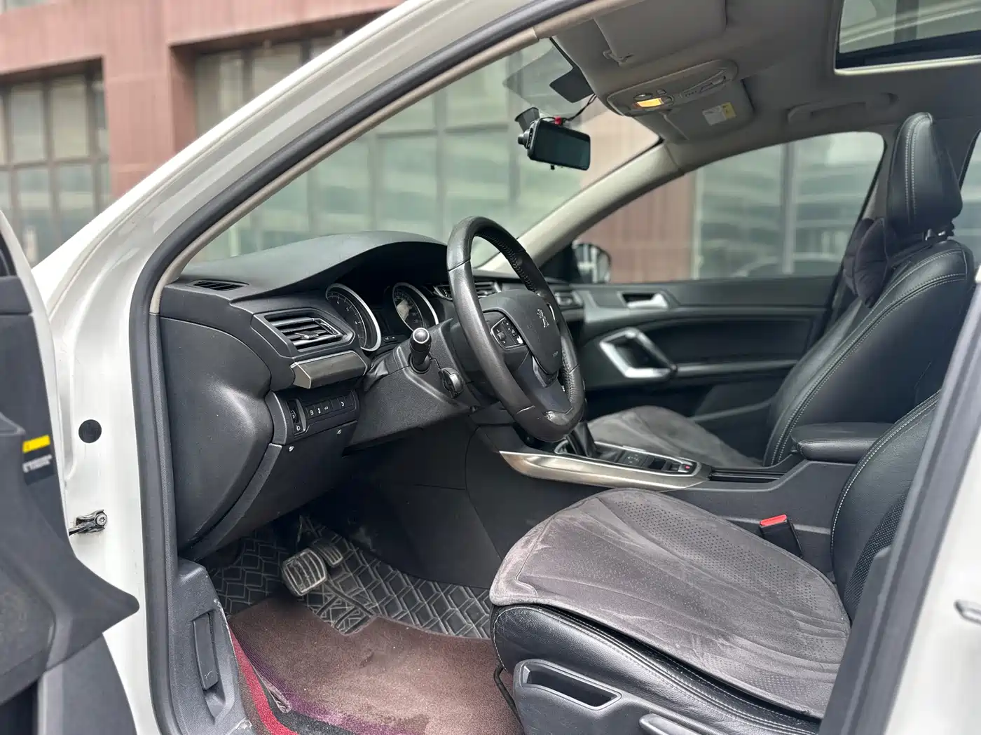 Peugeot 408 2015 Model 1.2T Automatic Luxury Edition фото 4