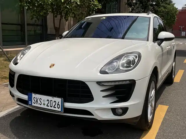 PORSCHE MACAN