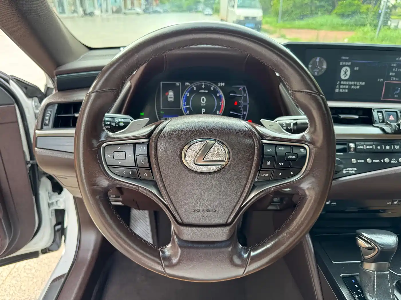 Фото 11 - Lexus ES