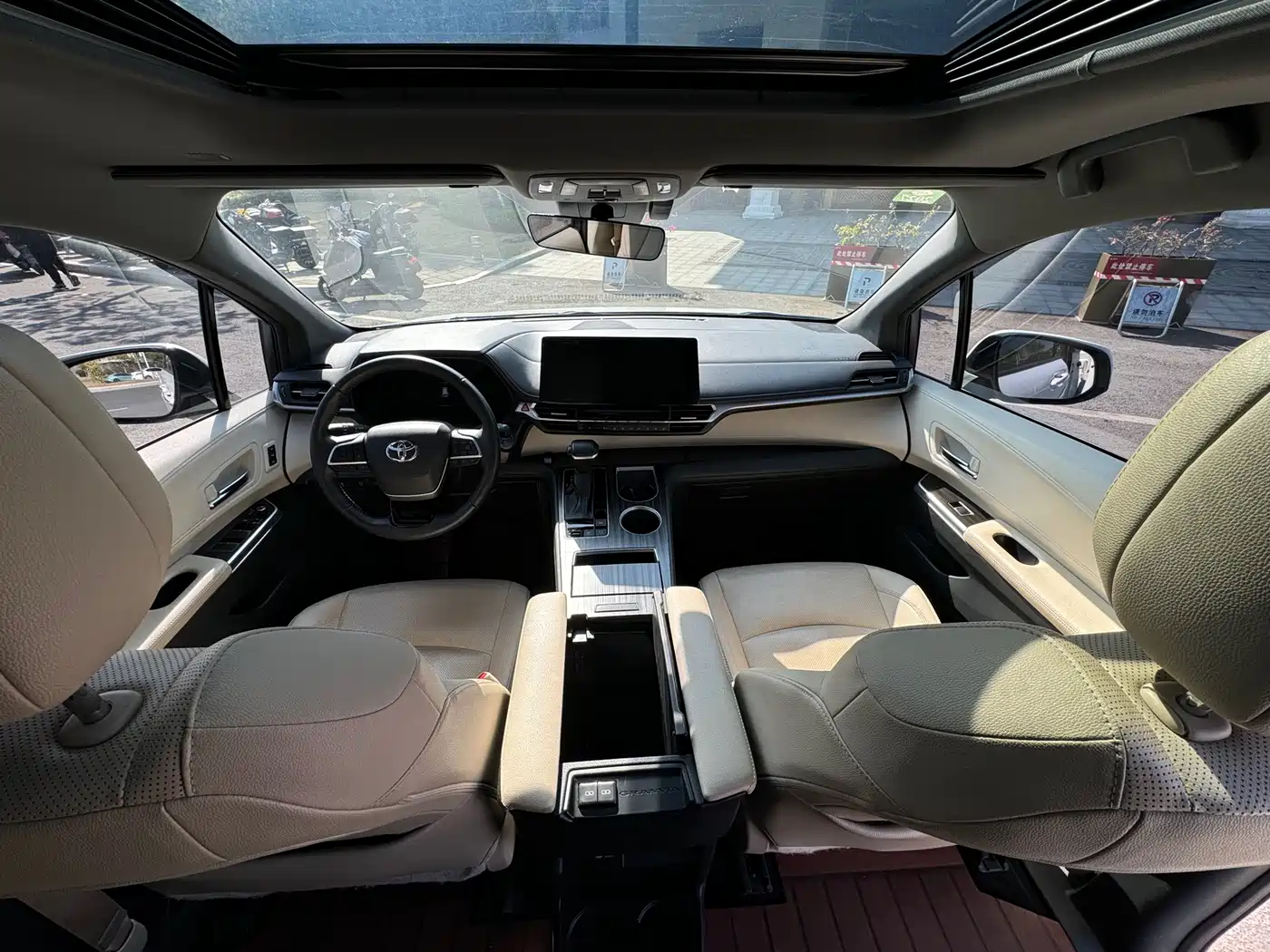 Toyota Granvia 2023 2.5L Hybrid VIP Edition фото 8