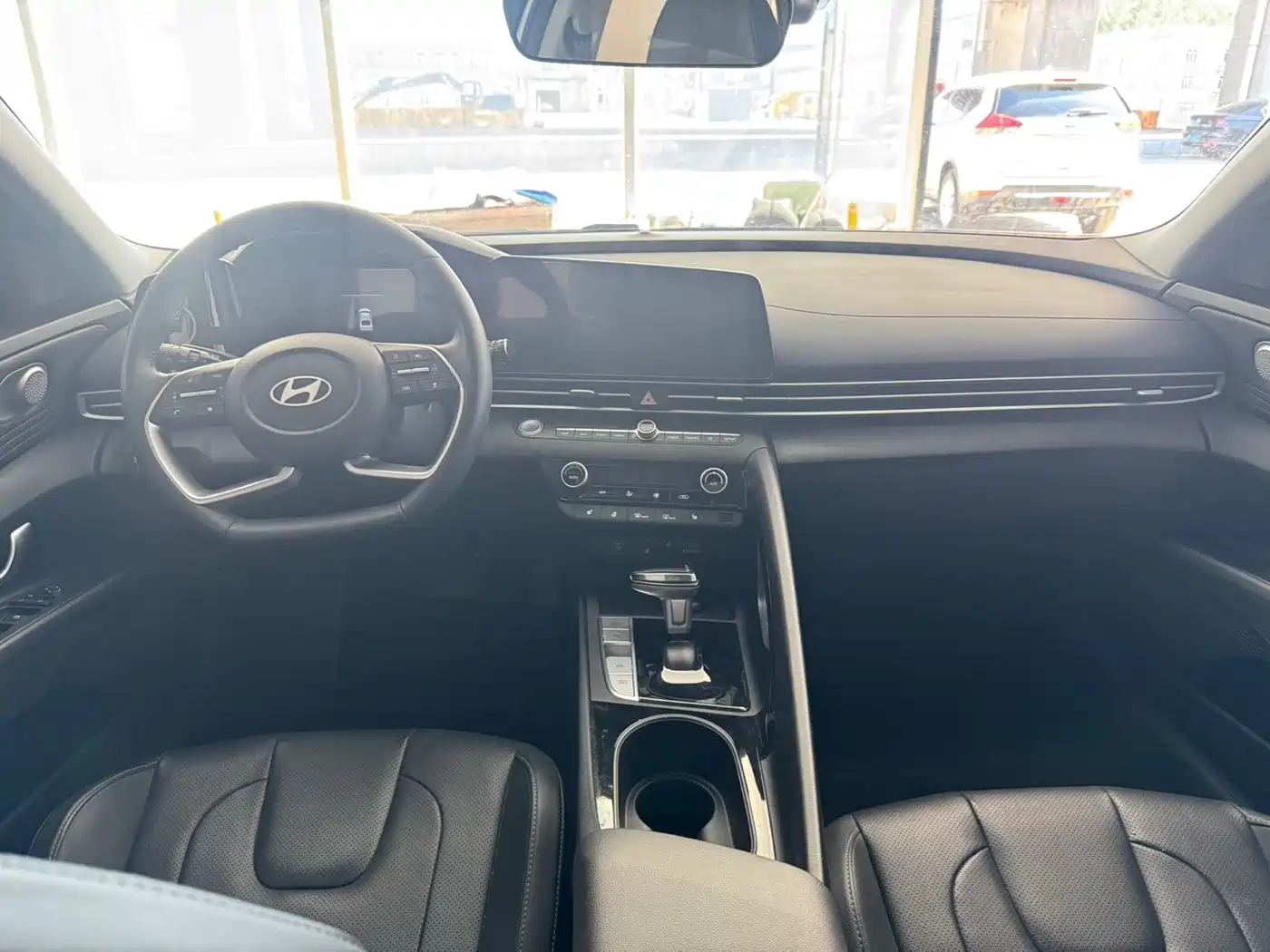 Hyundai Elantra 2023 Model 1.5L CVT LUX Premium Edition фото 7