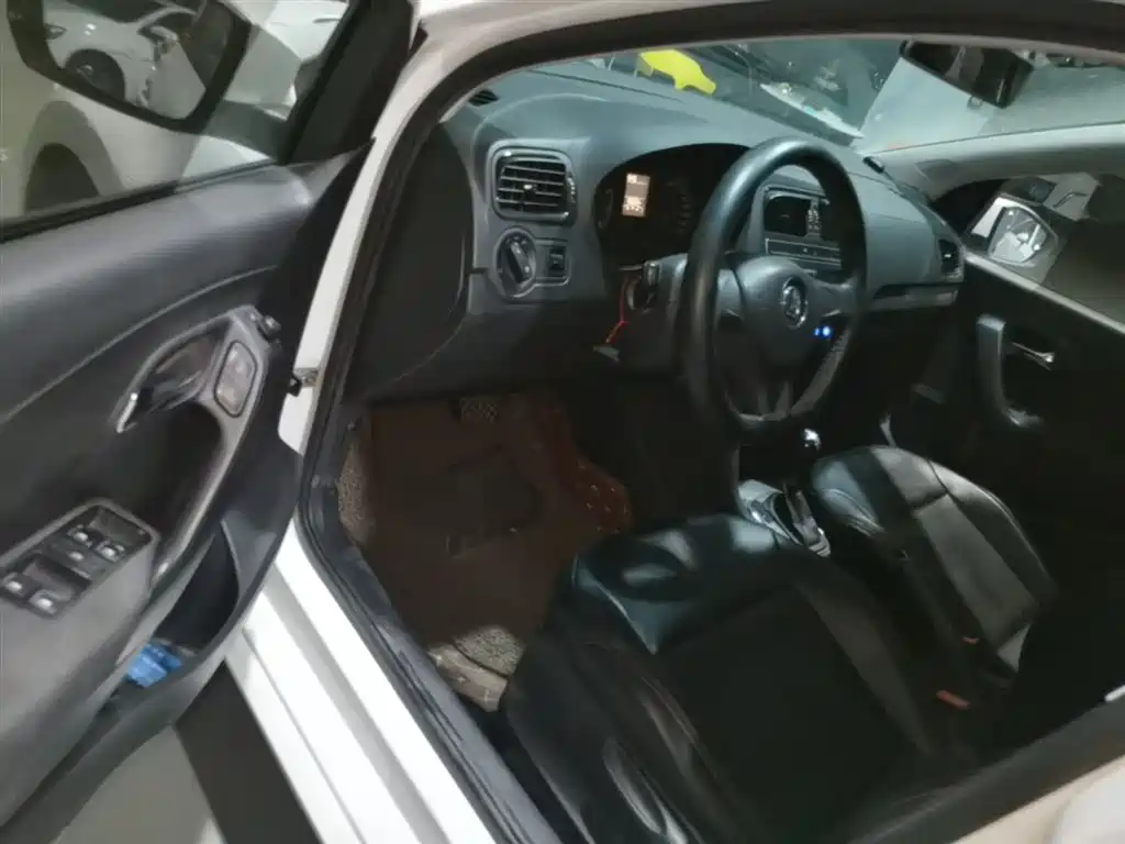 Volkswagen Polo 2016 1.4L Automatic Trend фото 16