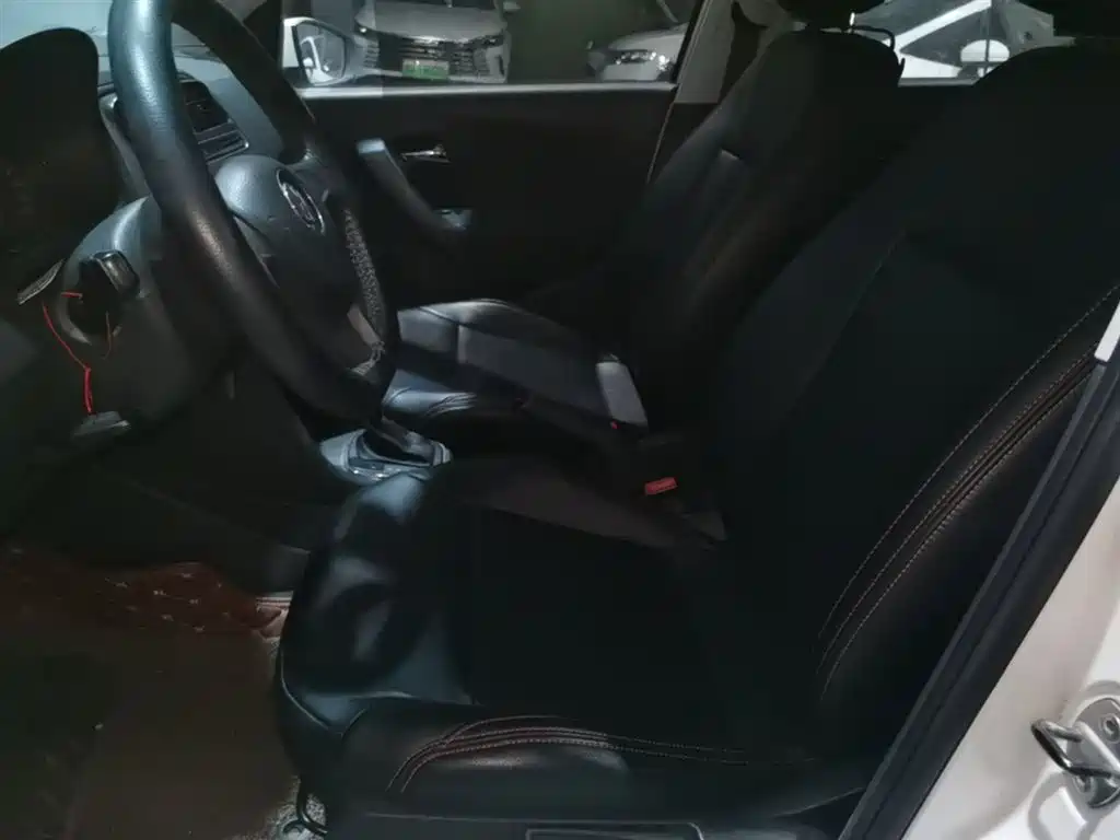 Volkswagen Polo 2016 1.4L Automatic Trend фото 15