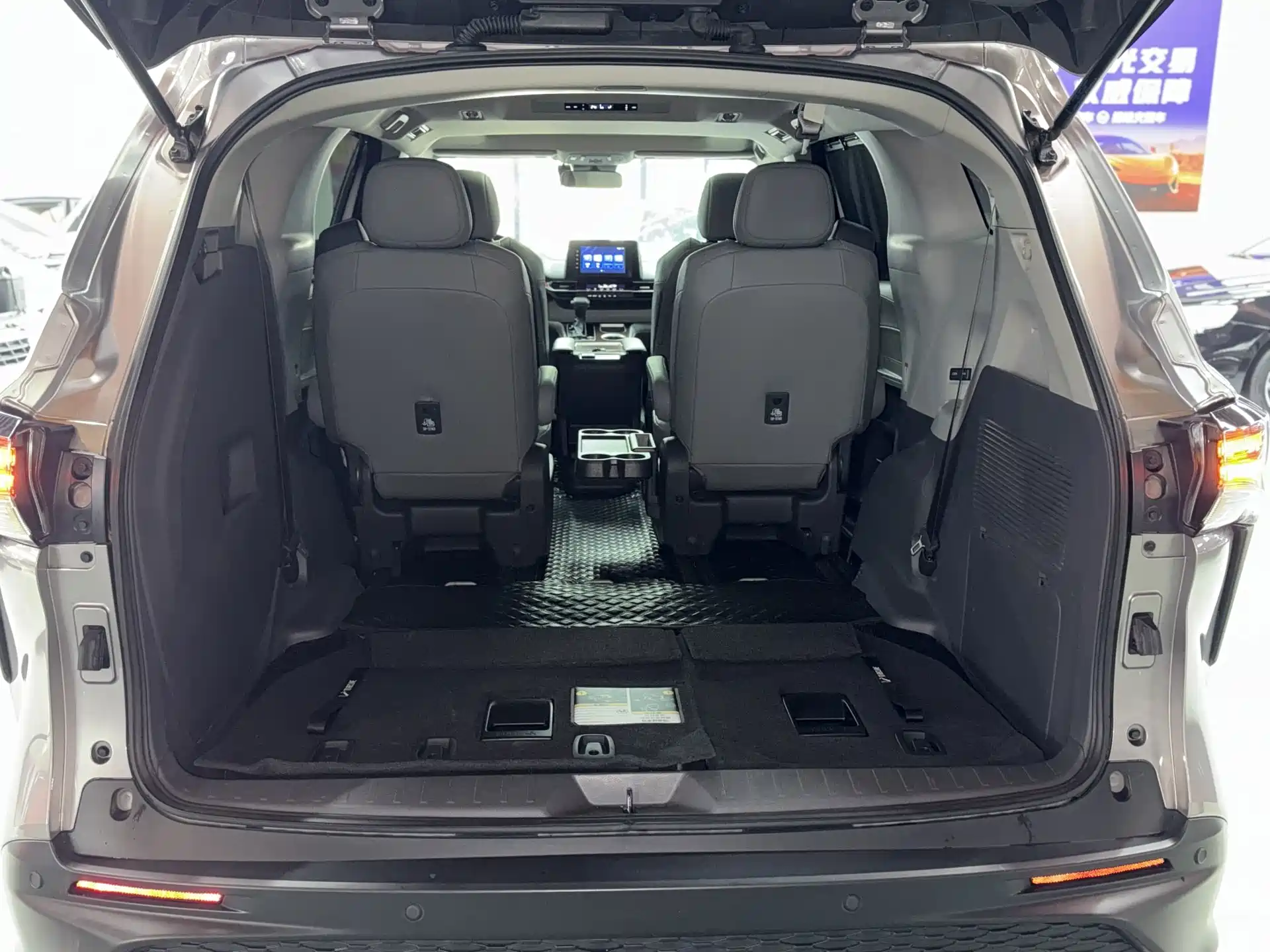 Фото 10 - Toyota Granvia