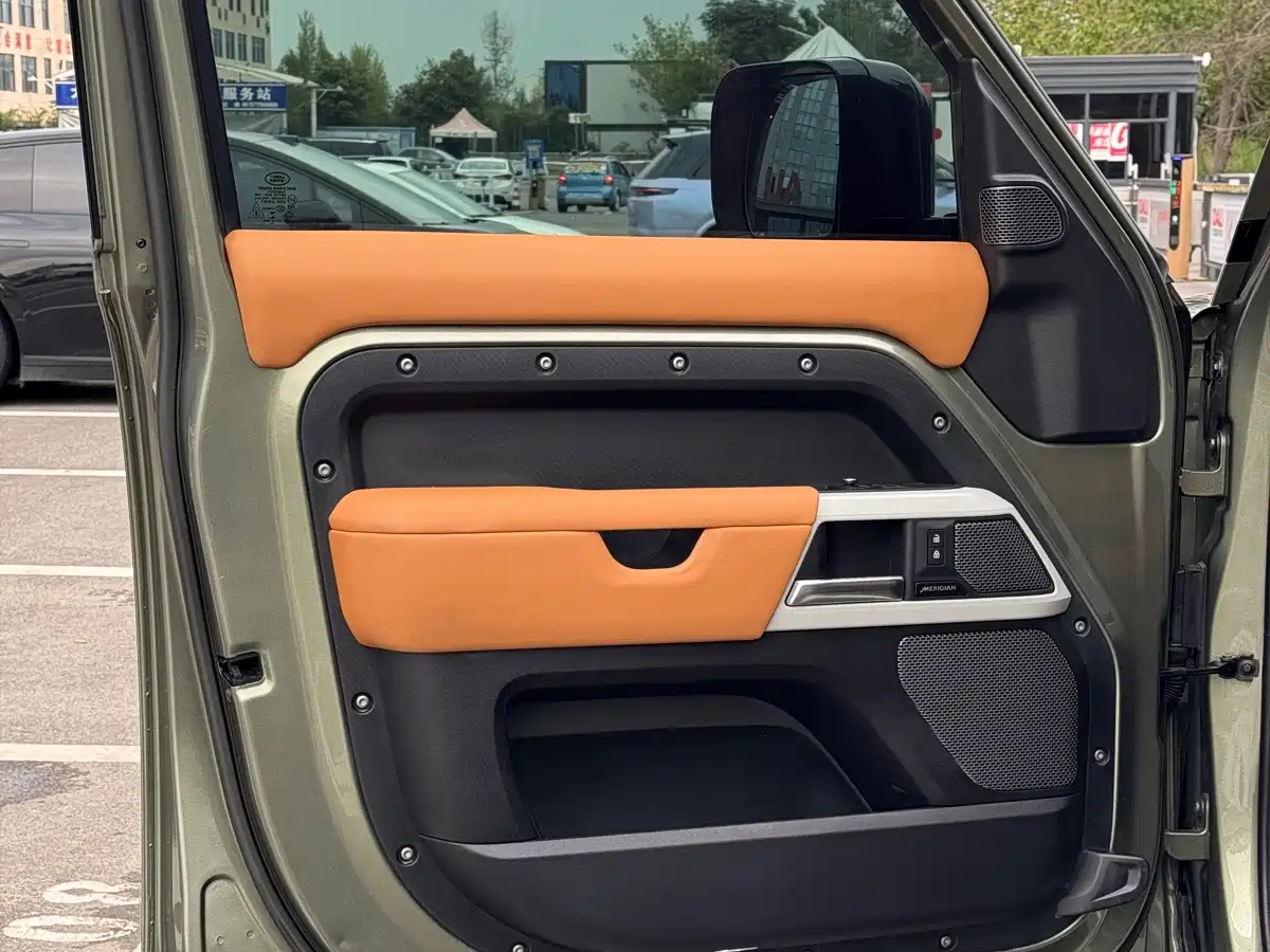 Photo 17 - Land Rover Defender