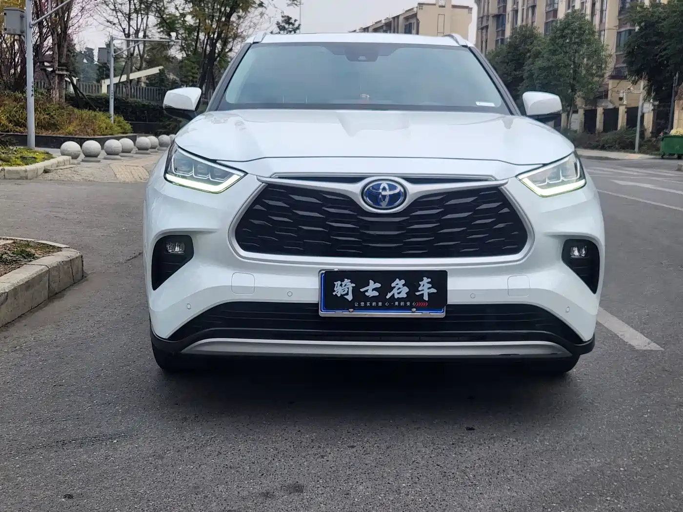 Toyota Highlander 2023 2.5L Smart Hybrid Dual Engine AWD Premium 7-Seater фото 2