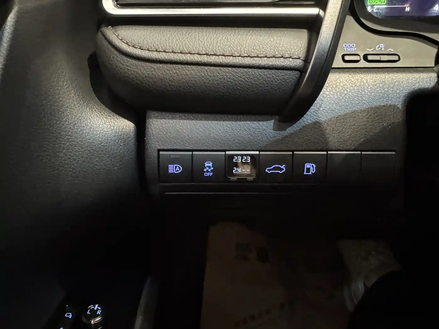 Toyota Camry 2018 Hybrid 2.5HG Luxury Edition фото 18