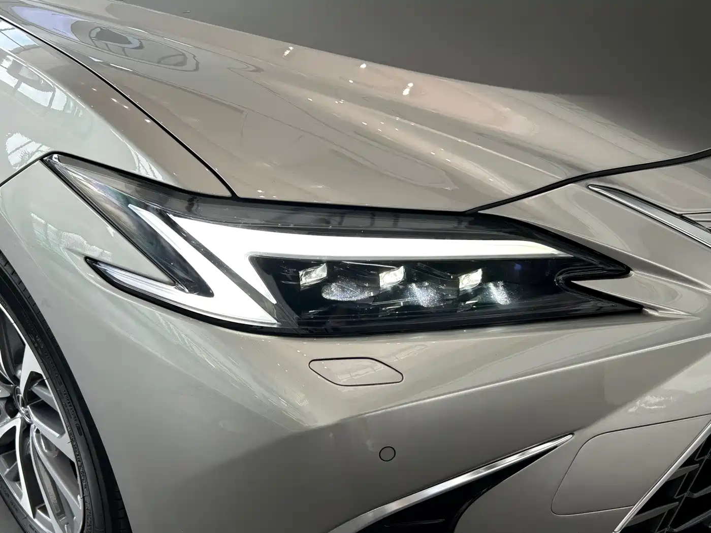 Lexus ES 2025 2025 300h Ultimate Edition
