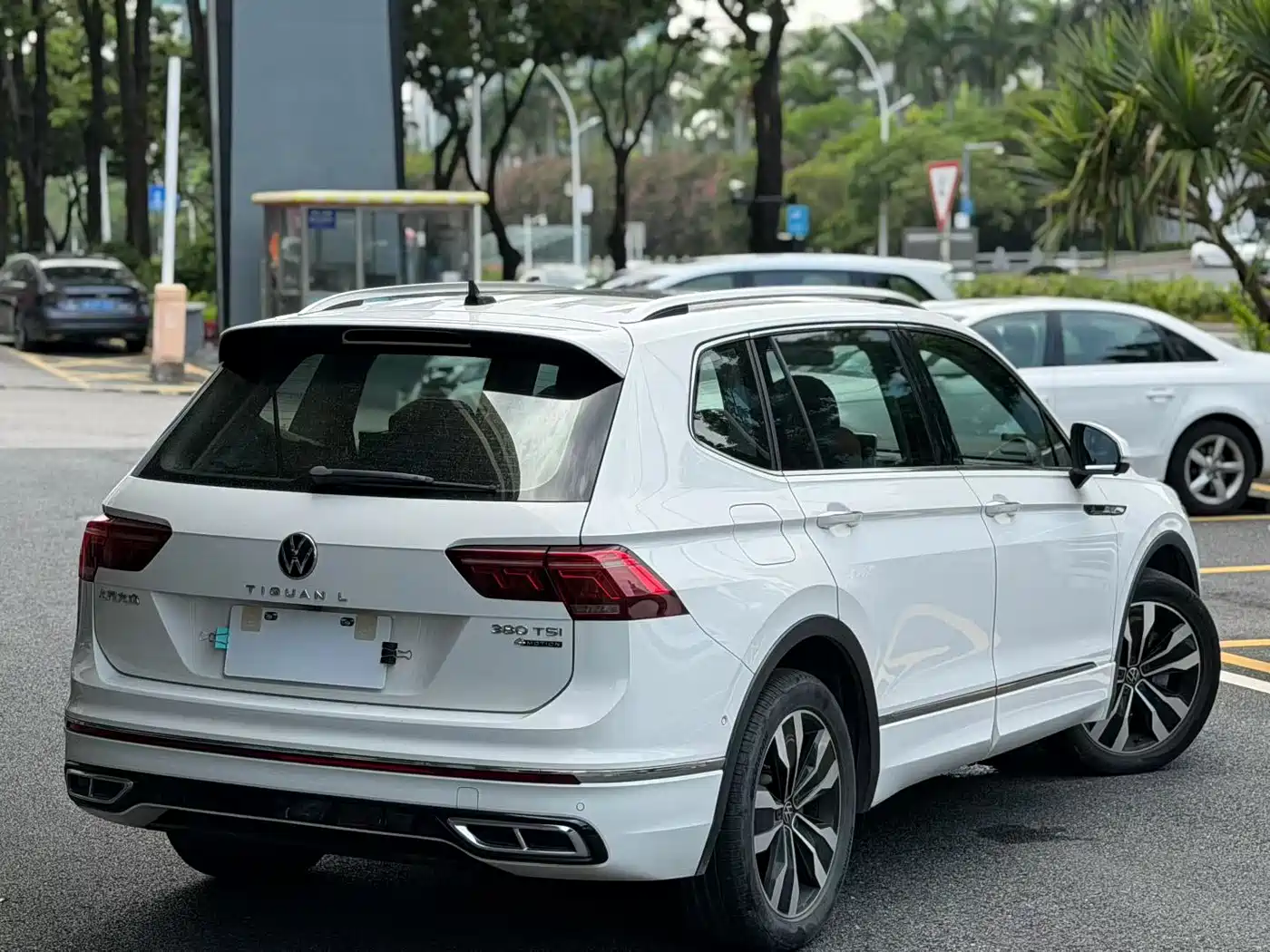 Volkswagen Tiguan L 2022 380TSI Automatic 4WD R-Line Cross Edition 7-Seater фото 9