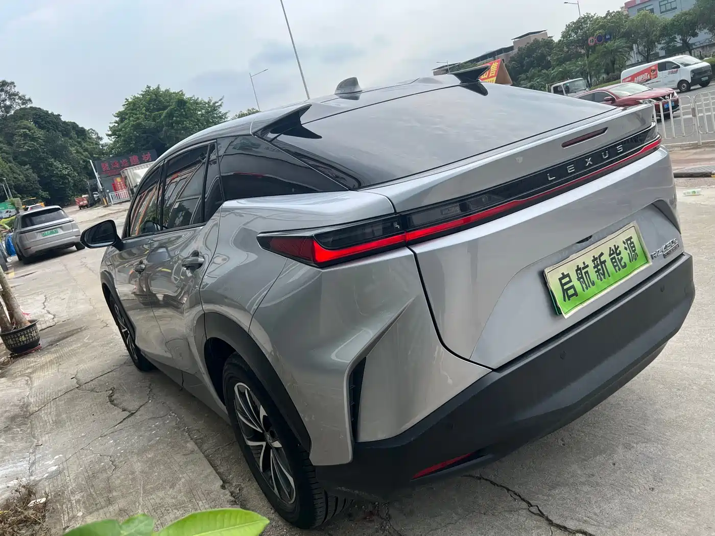 Lexus RZ 2023 450e 4WD Deluxe фото 7