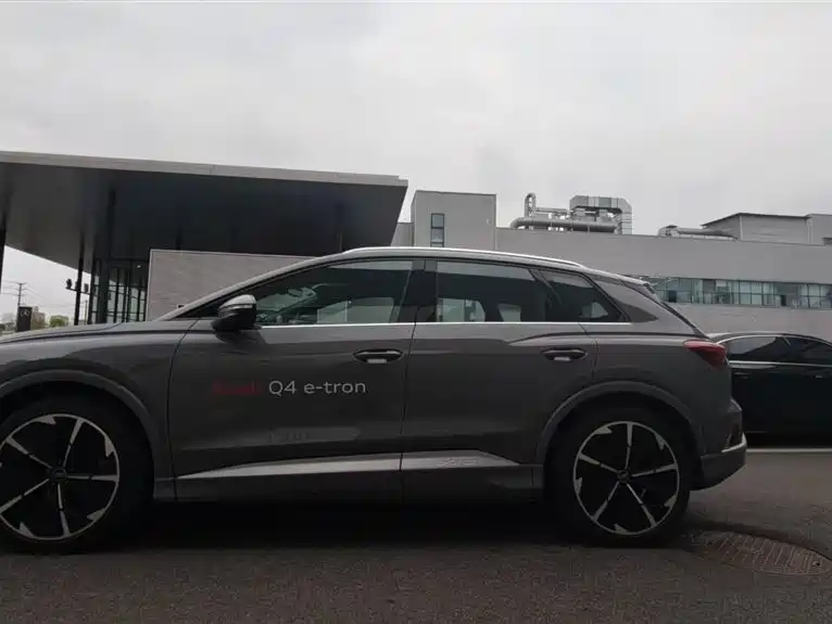 AUDI Q4 E TRON