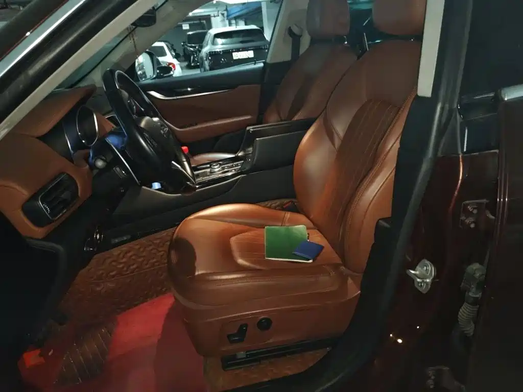Photo 8 - Maserati Levante