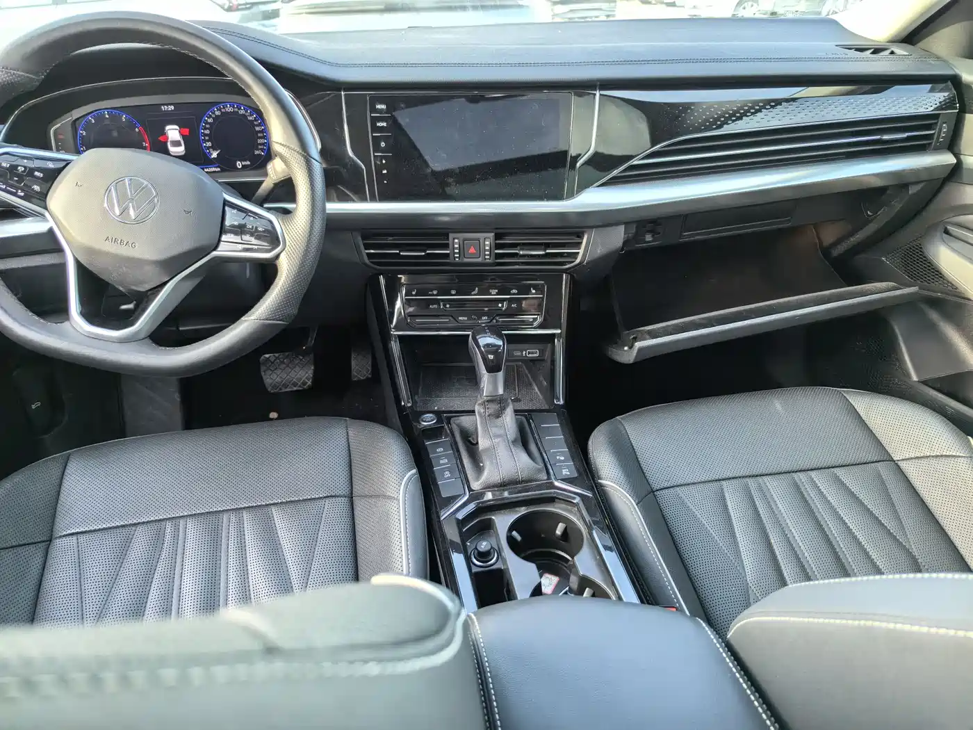 Volkswagen Passat 2023 Facelift 330TSI Starlight Luxury Edition фото 6