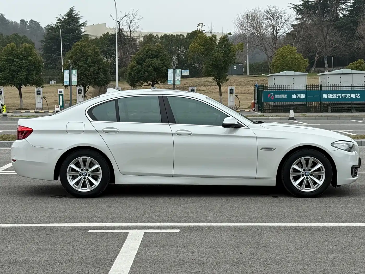 BMW 5 Series (Import) 2014 520i Classic фото 4
