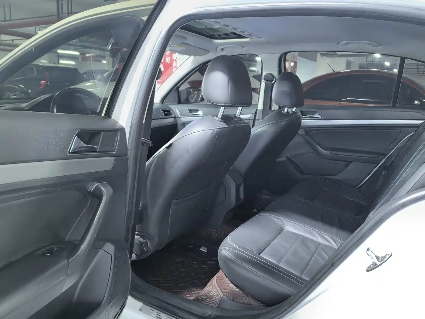 Volkswagen Lavida 2015 1.6L Automatic Comfort Edition фото 8