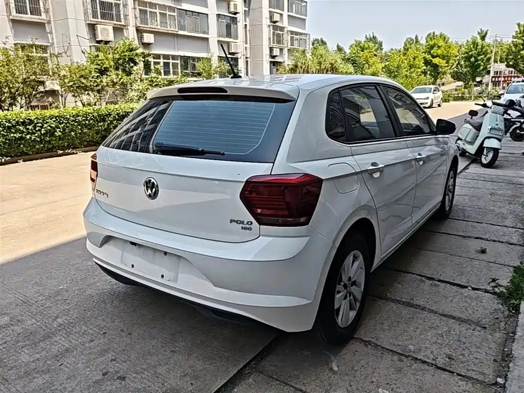 VOLKSWAGEN POLO