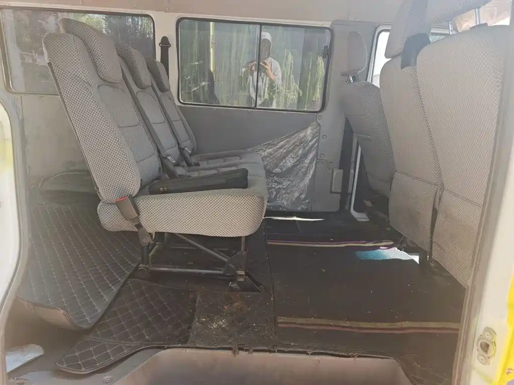 Iveco Daily 2022 2021 Model 2.5T A35 M1 Passenger Vehicle 5-9 Seats Short Wheelbase Medium Roof Single Tire Sliding Door