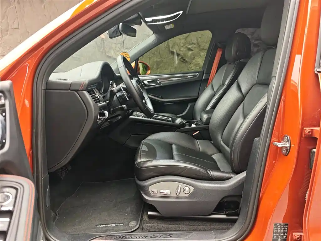 PORSCHE MACAN