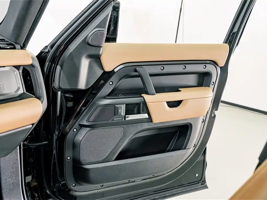Land Rover Defender 2025 110 3.0T P400 -Dynamic HSE фото 17