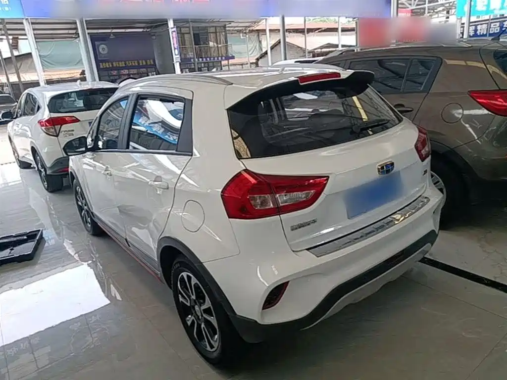 Фото 5 - Geely Vision X3