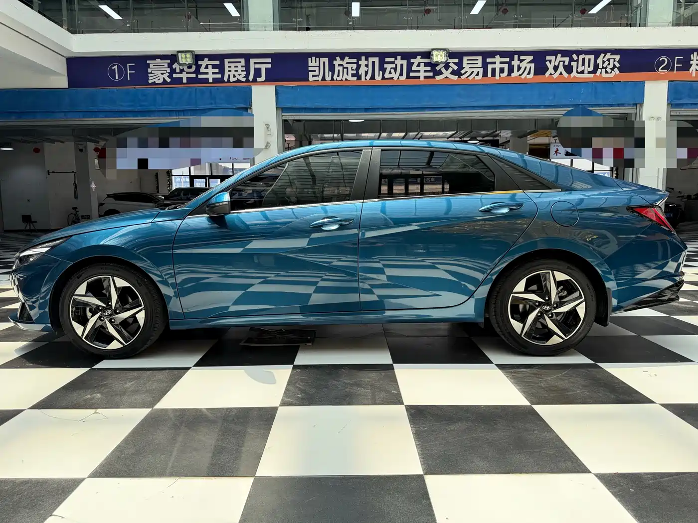 Hyundai Elantra 2022 1.5L CVT LUX Premium Edition фото 4