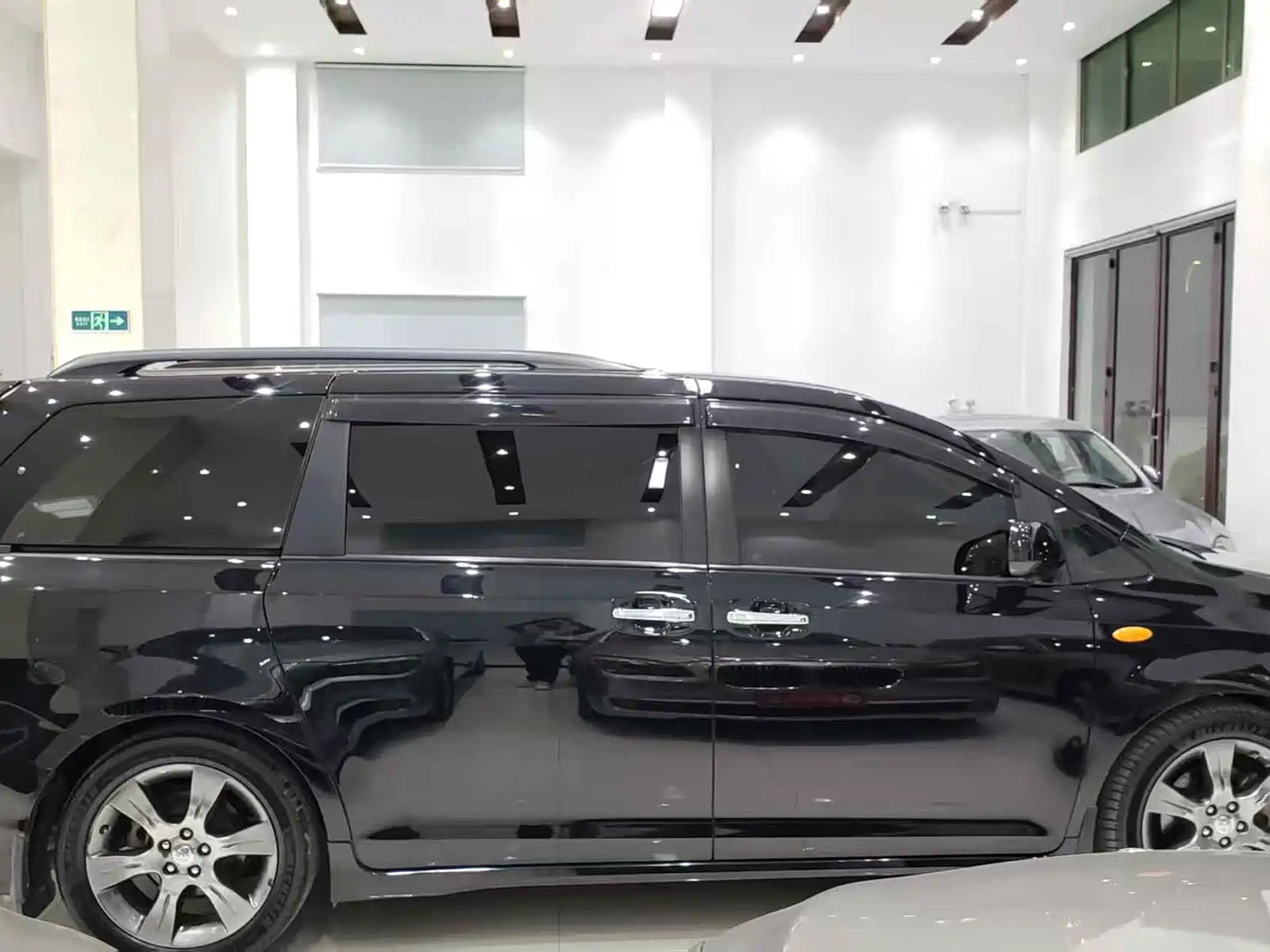 صورة 16 - Toyota Sienna