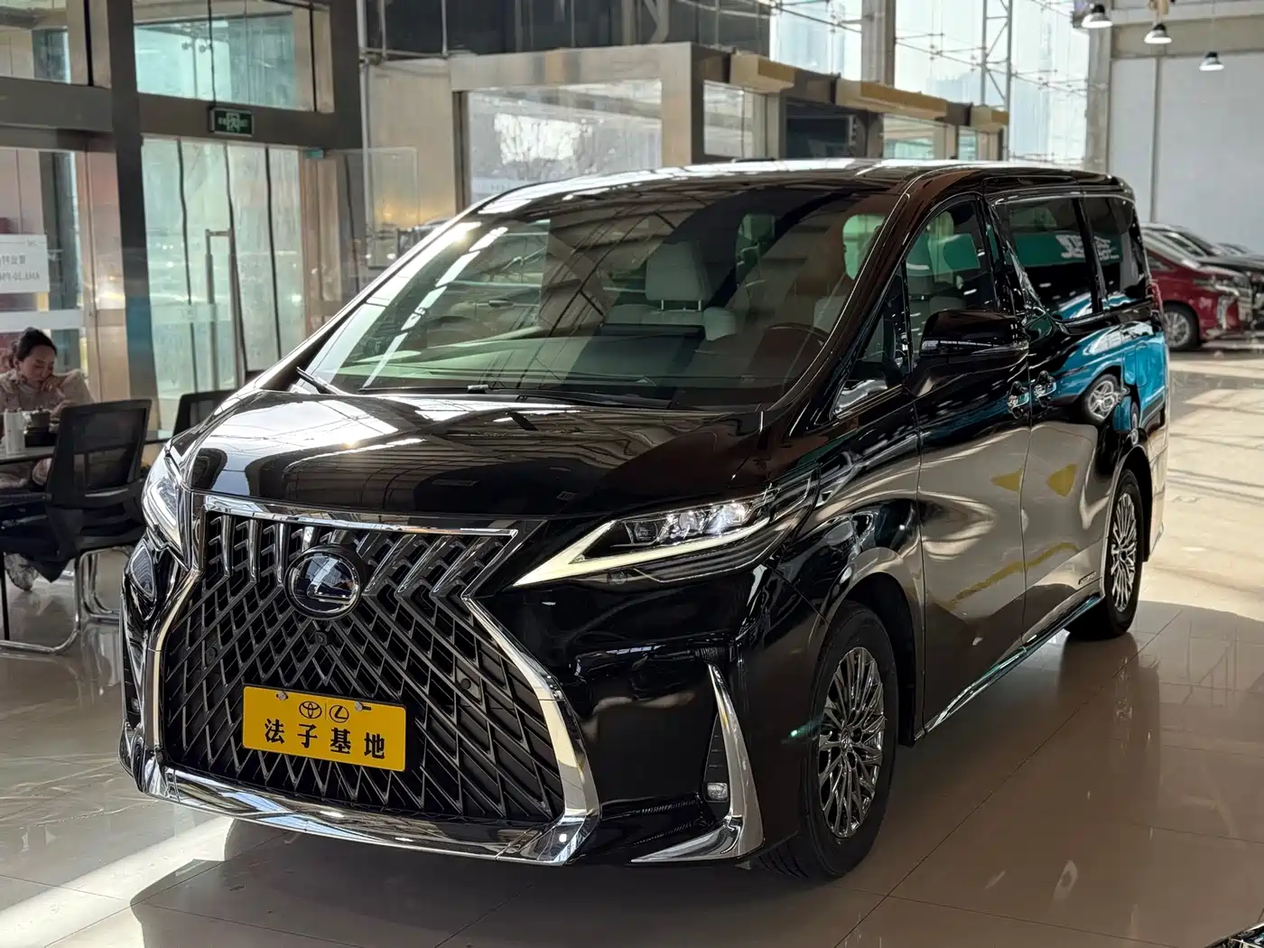 Lexus LM 2020 300h Seven-Seater Elegance Edition фото 4