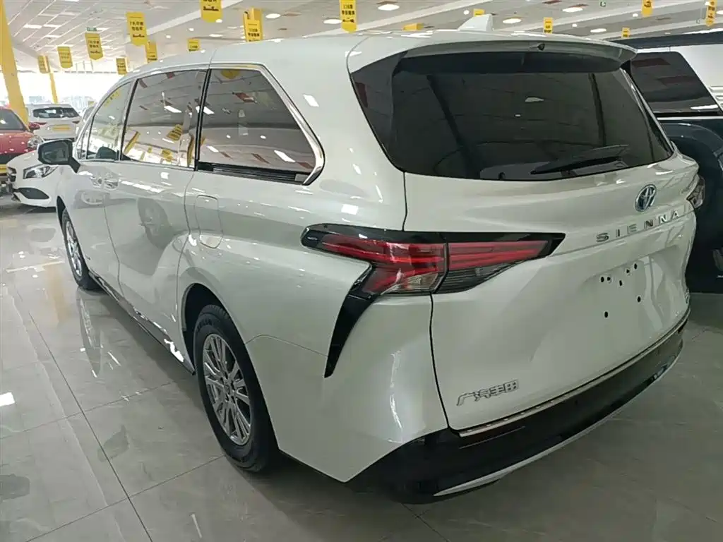 Toyota Sienna 2021 2.5L Hybrid Premium Edition фото 5