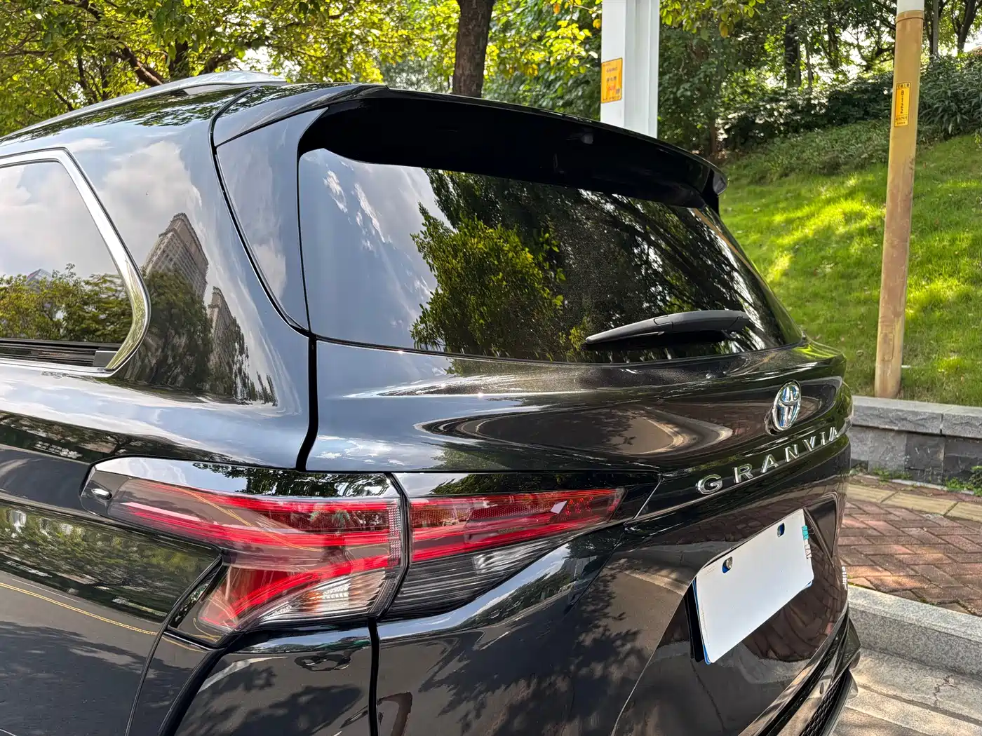 Toyota Granvia 2023 2.5L Hybrid Prestige PLUS Edition фото 32