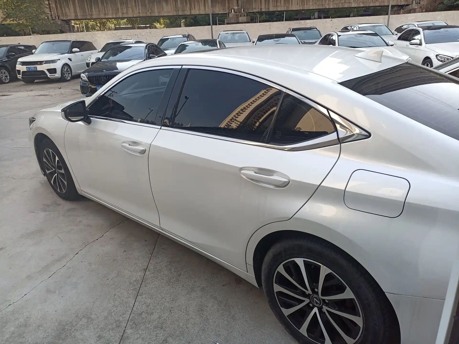Photo 6 - Lexus ES