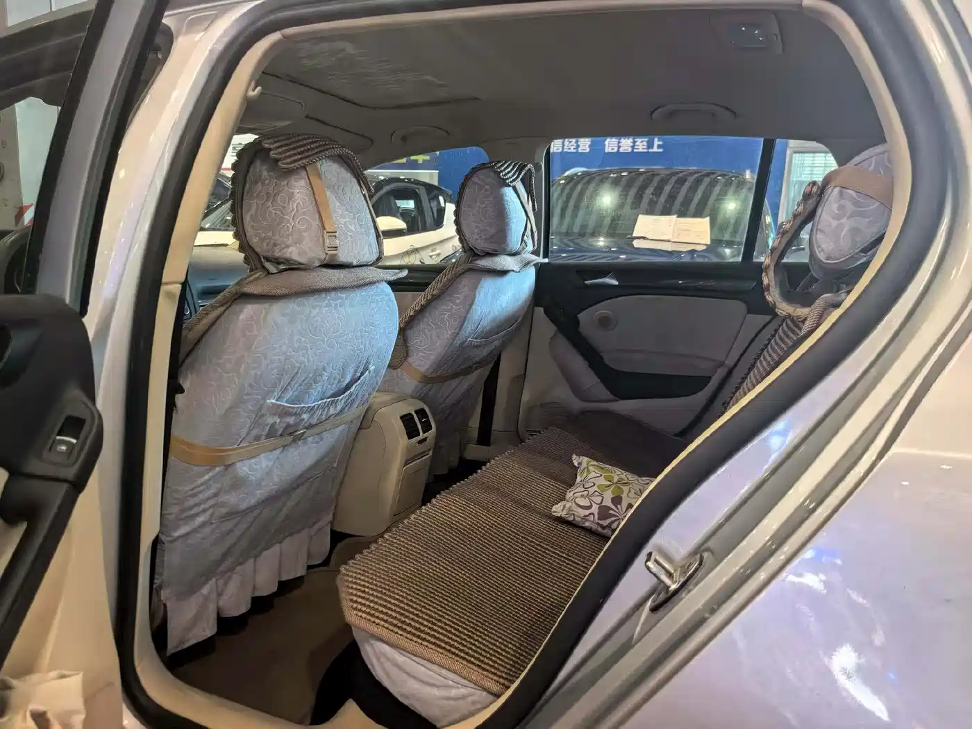 Volkswagen Golf 2010 1.6 Auto Comfort фото 4