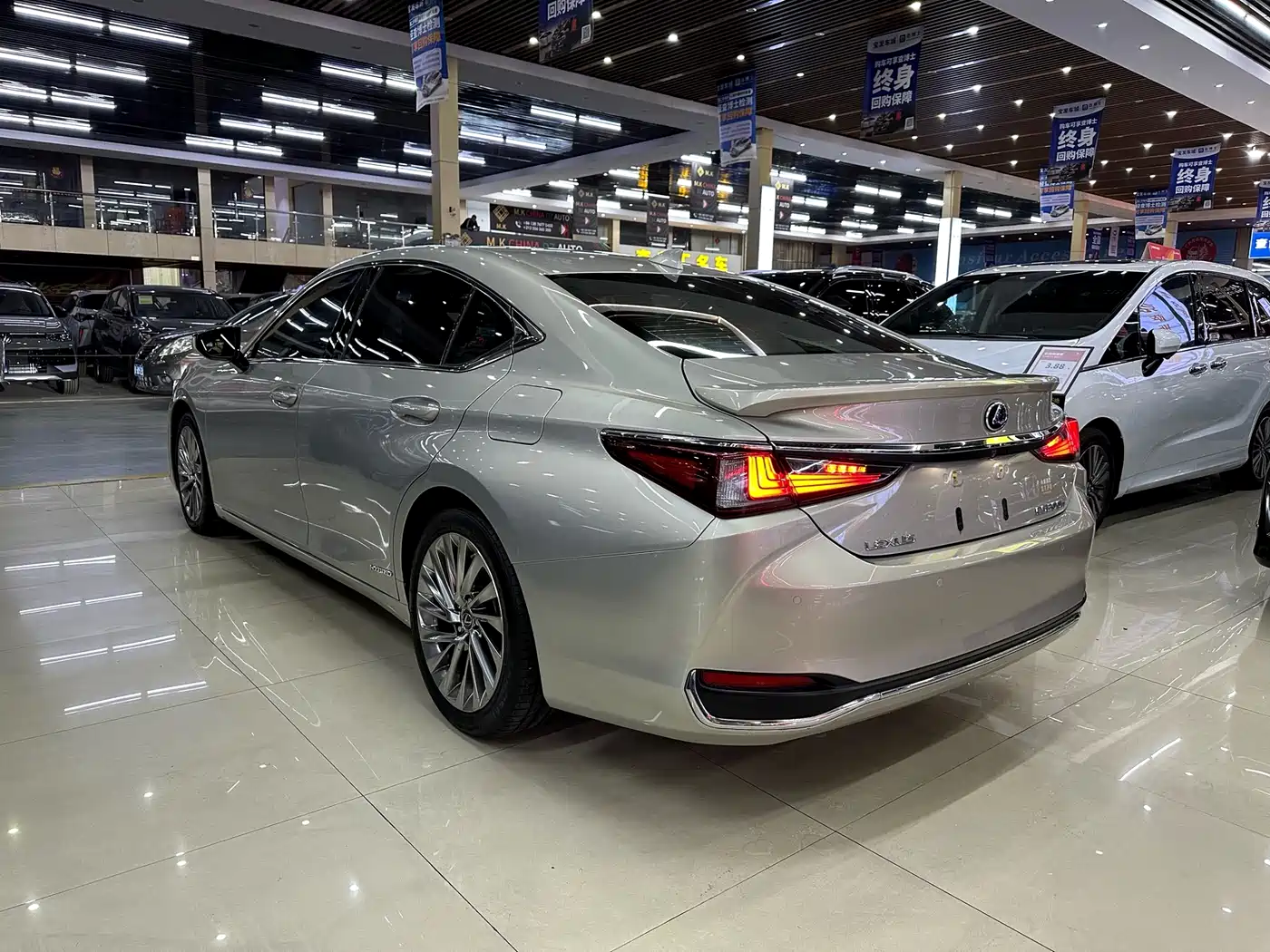 Lexus ES 2020 Model 300h Executive Edition фото 9