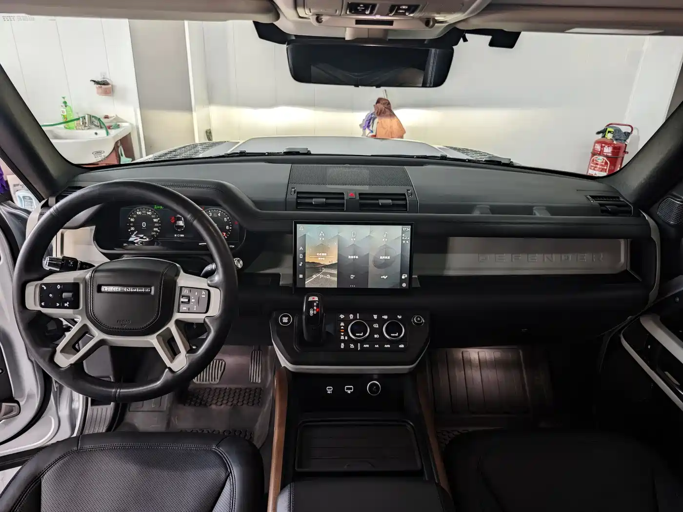 Land Rover Defender 2022 110 P400 Dark Special Edition фото 13